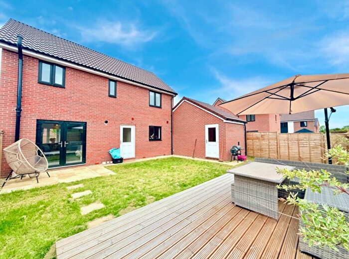 3 Bedroom Detached House For Sale In Cinnabar, Swindon, SN3