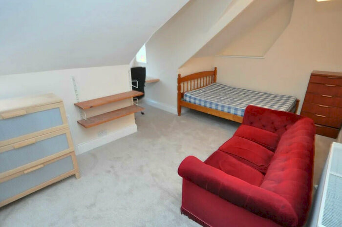 3 Bedroom Flat To Rent In Smyrks Road, London, SE17