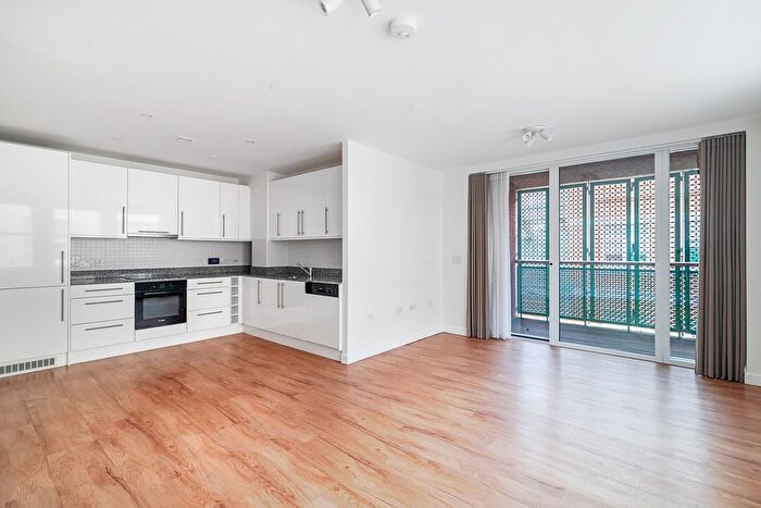 3 Bedroom Flat To Rent In Mercer Walk, London, WC2H