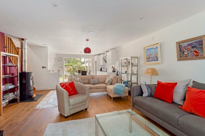 4 Bedroom Semi-Detached House To Rent In Cromwell Gardens Marlow, SL7