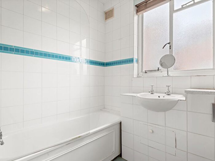 2 Bedroom Flat For Sale In Franklins Row, London, SW3