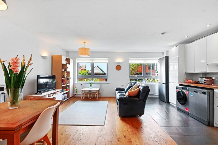 2 Bedroom Flat For Sale In Underhill Road, London, SE22