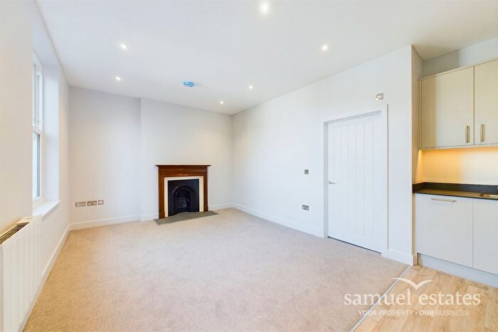 1 Bedroom Flat To Rent In St John's Hill, Clapham Junction, SW11