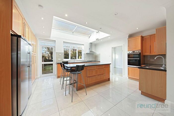 5 Bedroom Semi-detached House For Sale In Park View Gardens, Hendon, NW4