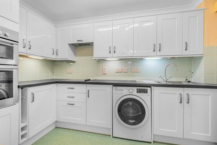 1 Bedroom Flat To Rent In Crescent Dale, Shoppenhangers Road, Maidenhead, SL6