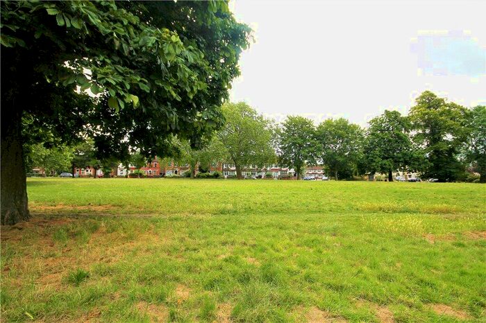 1 Bedroom Apartment For Sale In Woodside Green, London, SE25