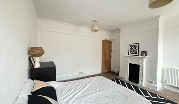 10 Bedroom End Of Terrace House To Rent In West Parade - Bed, LN1