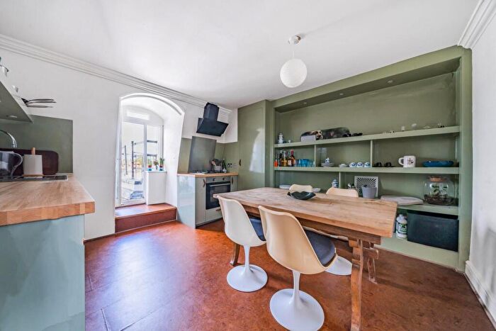 2 Bedroom Flat For Sale In Redcliffe Square, Chelsea, London, SW10