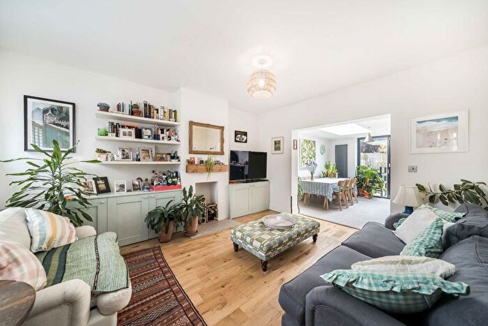 3 Bedroom Semi-detached House For Sale In Topsham Road, Tooting, SW17
