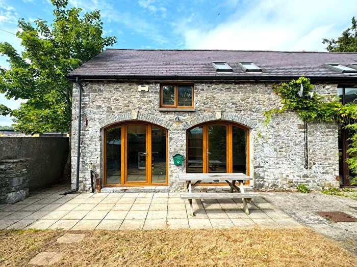 2 Bedroom Property To Rent In Carmarthen, SA32