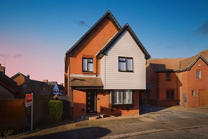 4 Bedroom Link Detached House For Sale In Norwich Crescent, Rayleigh, SS6