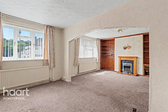 3 Bedroom Semi-Detached House For Sale In Hillside Drive, Pontypool, NP4