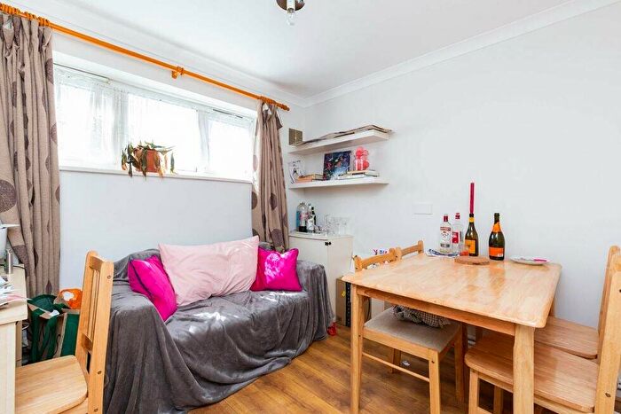 2 Bedroom Flat To Rent In Kerwick Close, Caledonian Road / Barnsbury, N7