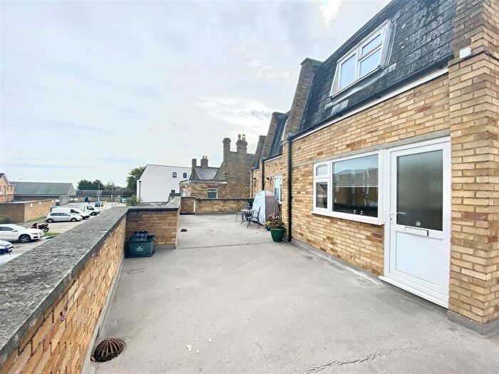 2 Bedroom Flat To Rent In Goffs Lane, Goffs Oak, Herts, EN7