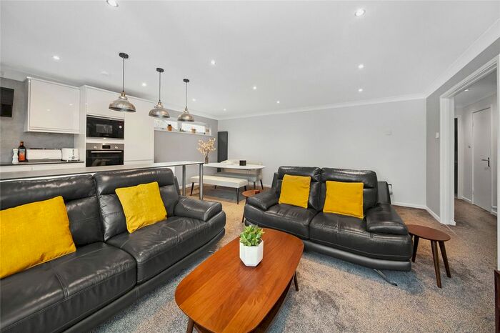 2 Bedroom Flat To Rent In Cumberland Road, Bromley, BR2