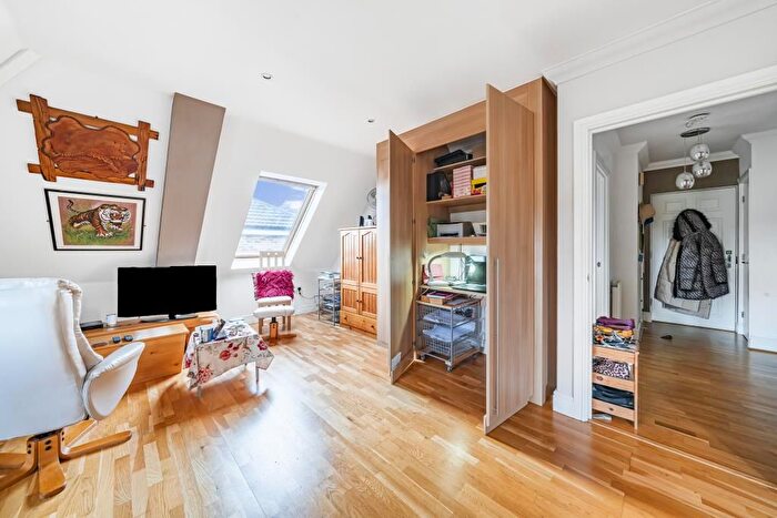 2 Bedroom Flat For Sale In Sunbury-On-Thames, Surrey, TW15