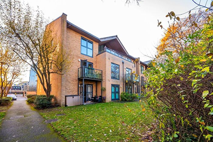 2 Bedroom Flat To Rent In Stratford Court, Woking, GU21
