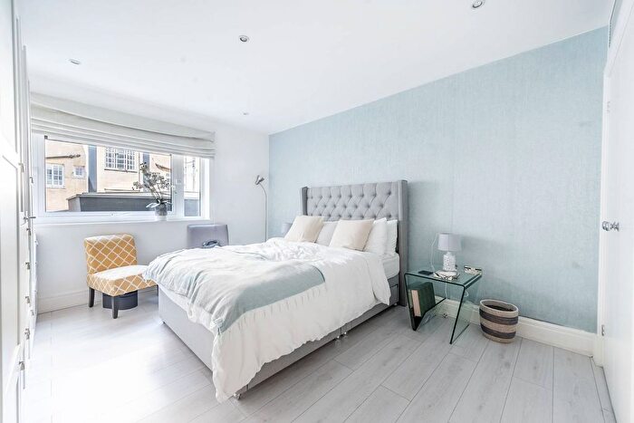 2 Bedroom Flat For Sale In Drayton Gardens, Chelsea, London, SW10