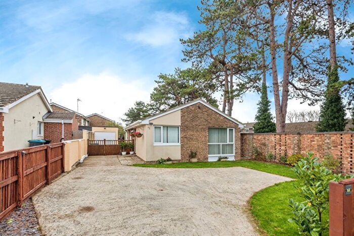 2 Bedroom Detached Bungalow For Sale In Burford Road, Carterton, OX18