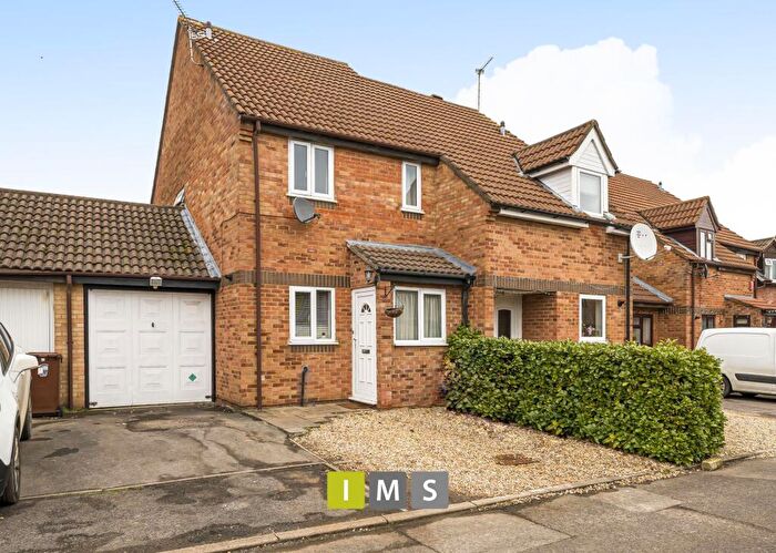 2 Bedroom Semi-Detached House To Rent In Overstrand Close, Bicester, OX26