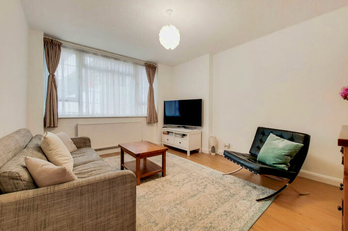 2 Bedroom Flat To Rent In Norman Court, Lordship Lane, London, SE22