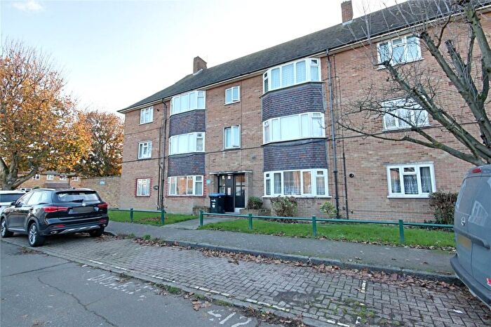2 Bedroom Flat For Sale In Severn Drive, Enfield, EN1