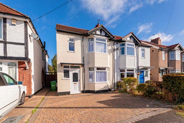 3 Bedroom Semi-Detached House For Sale In New Road, Langley, SL3