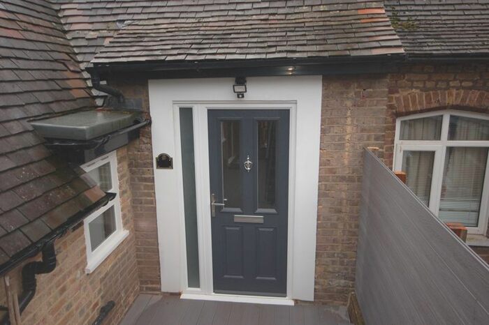 2 Bedroom Flat To Rent In High Street, Rickmansworth, WD3