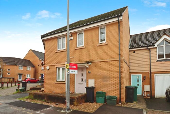 2 Bedroom Flat For Sale In Arnold Road, Mangotsfield, Bristol, BS16