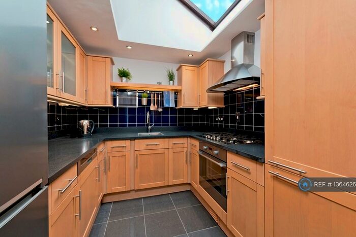 2 Bedroom Flat To Rent In Acacia House, New Malden, KT3