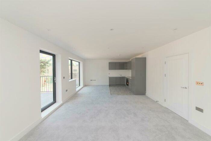 Flat To Rent In Beagle Close, Mill Hill, NW7