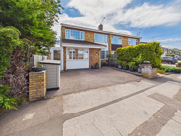 4 Bedroom Semi Detached House For Sale In Warnford Road, Tilehurst, Reading, RG30