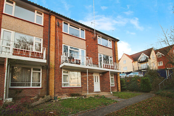 2 Bedroom Flat For Sale In Amersham Hill, High Wycombe, HP13
