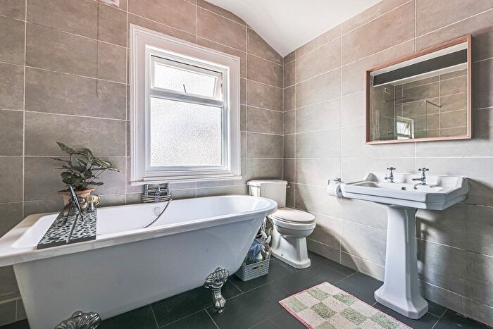 1 Bedroom Flat For Sale In Beach Avenue, Leigh-On-Sea, SS9