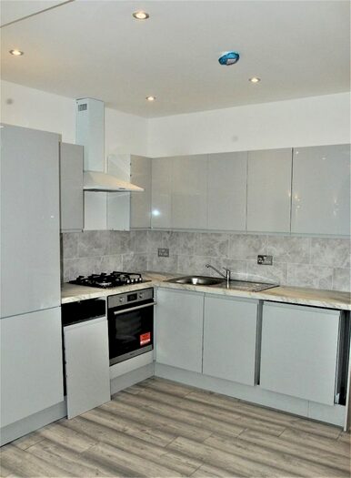 3 Bedroom Flat To Rent In Mitcham Lane, London, SW16