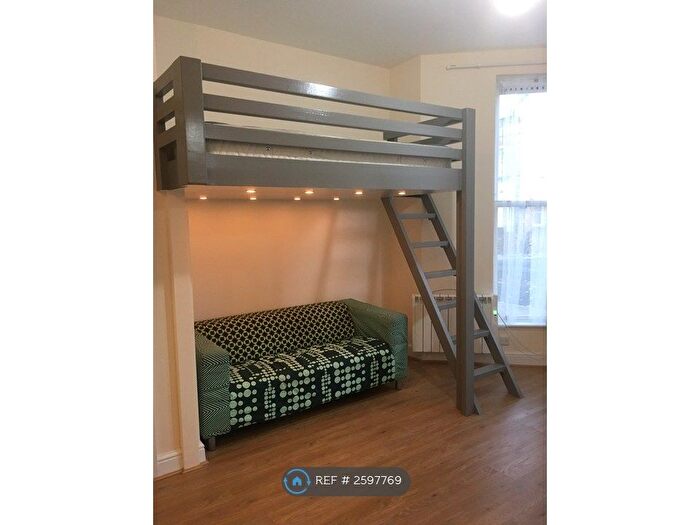 Studio To Rent In Gloucester Drive, London, N4