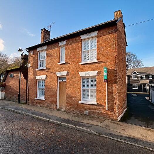 3 Bedroom Detached House For Sale In West Hill, Aspley Guise, Milton Keynes, MK17