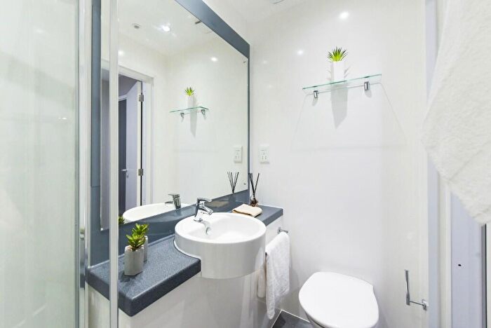 1 Bedroom Private Hall To Rent In St. Davids - En-suite Silver, SA1