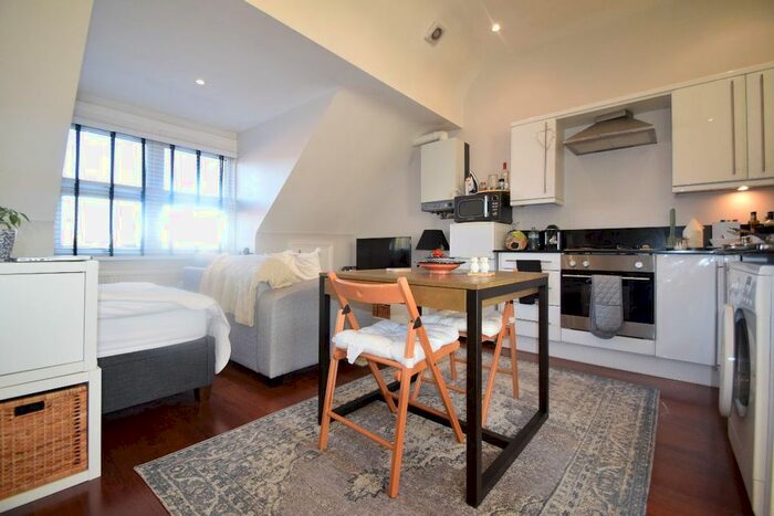 Studio To Rent In Balham High Road, London, SW17