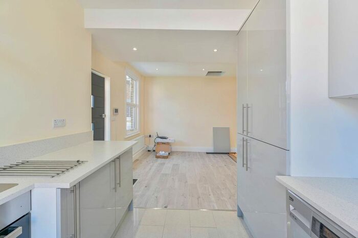 2 Bedroom Flat To Rent In Shepherds Bush, Shepherd's Bush, London, W12