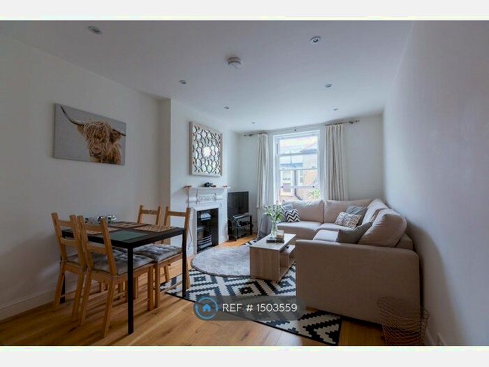 2 Bedroom Flat To Rent In First Floor, London, SW12