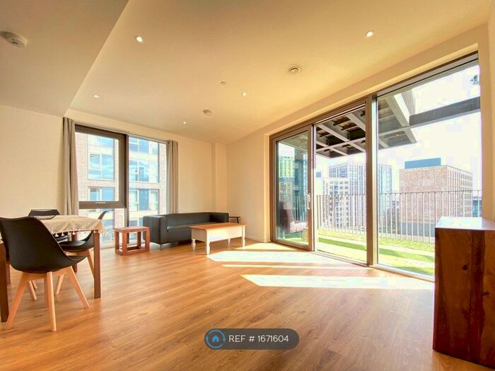 2 Bedroom Flat To Rent In Embassy Gardens, London, SW11