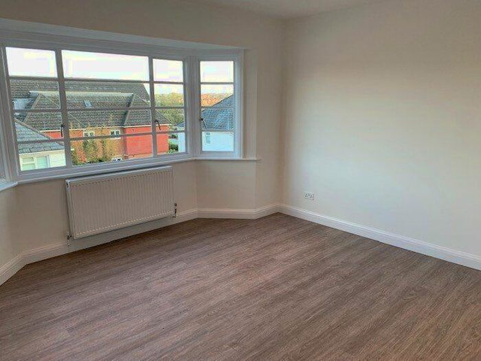 2 Bedroom Flat To Rent In Marlborough Gardens, London, N20