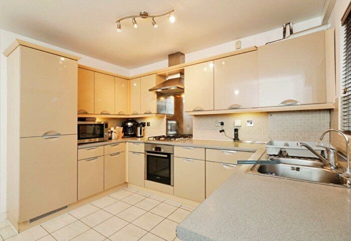 5 Bedroom Town House To Rent In De Havilland Road, Edgware, London, HA8
