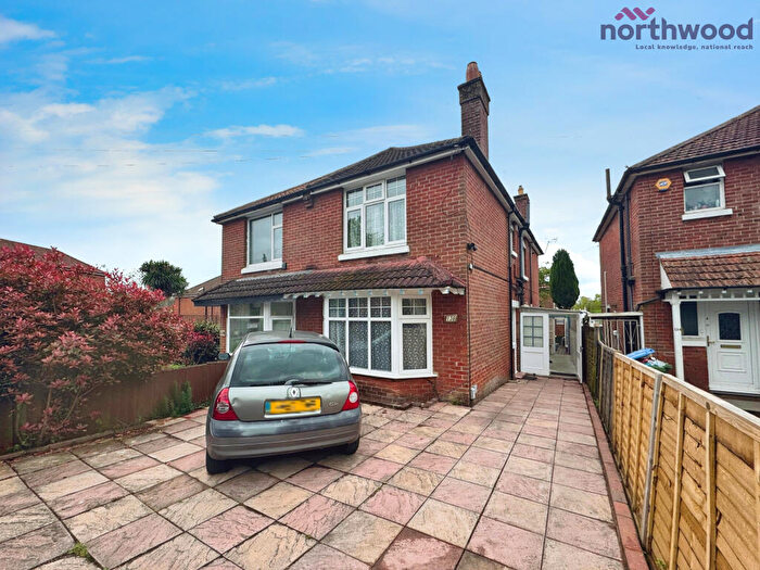 3 Bedroom Semi-Detached House To Rent In Warren Crescent, SO16