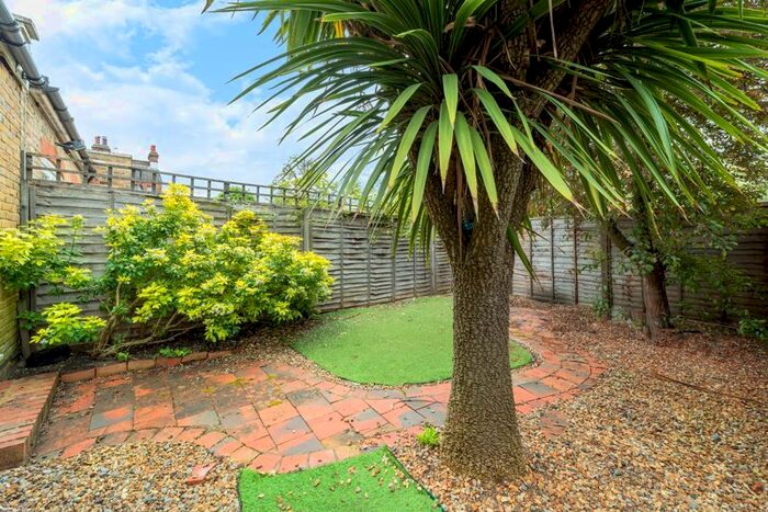 2 Bedroom Flat To Rent In Moring Road, London, SW17