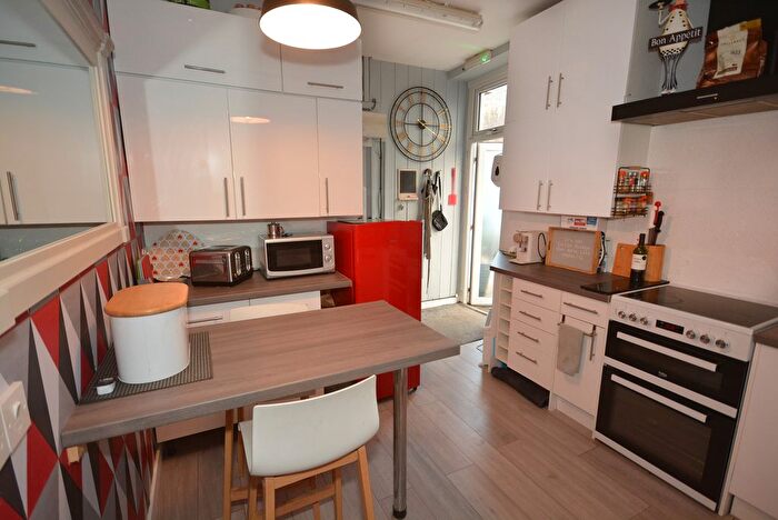 2 Bedroom Flat To Rent In Hill Street, Tillicoultry, FK13