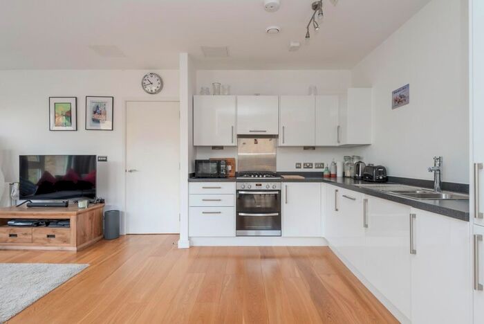1 Bedroom Flat For Sale In Saw Mill Way, London, N16