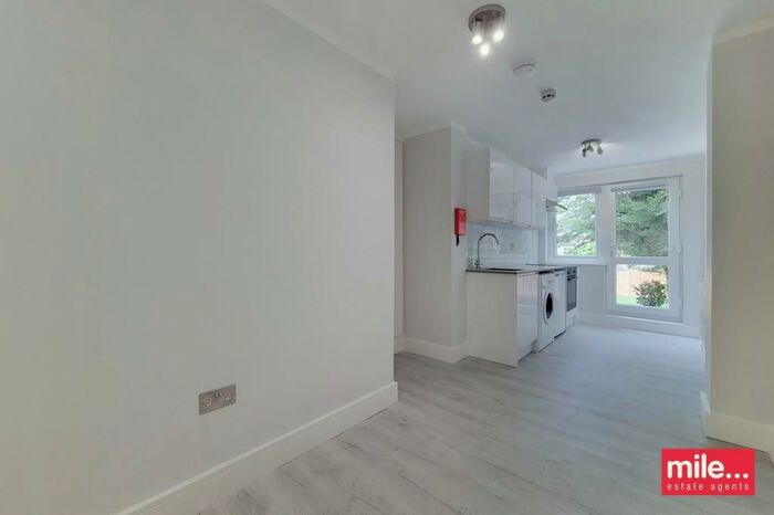 Studio To Rent In Montpelier Rise, London, NW11