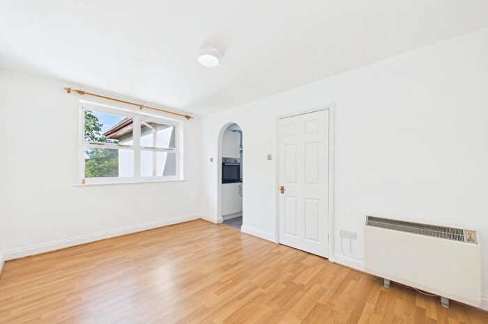 2 Bedroom Flat To Rent In Yorktown Road, Sandhurst, Berkshire, GU47